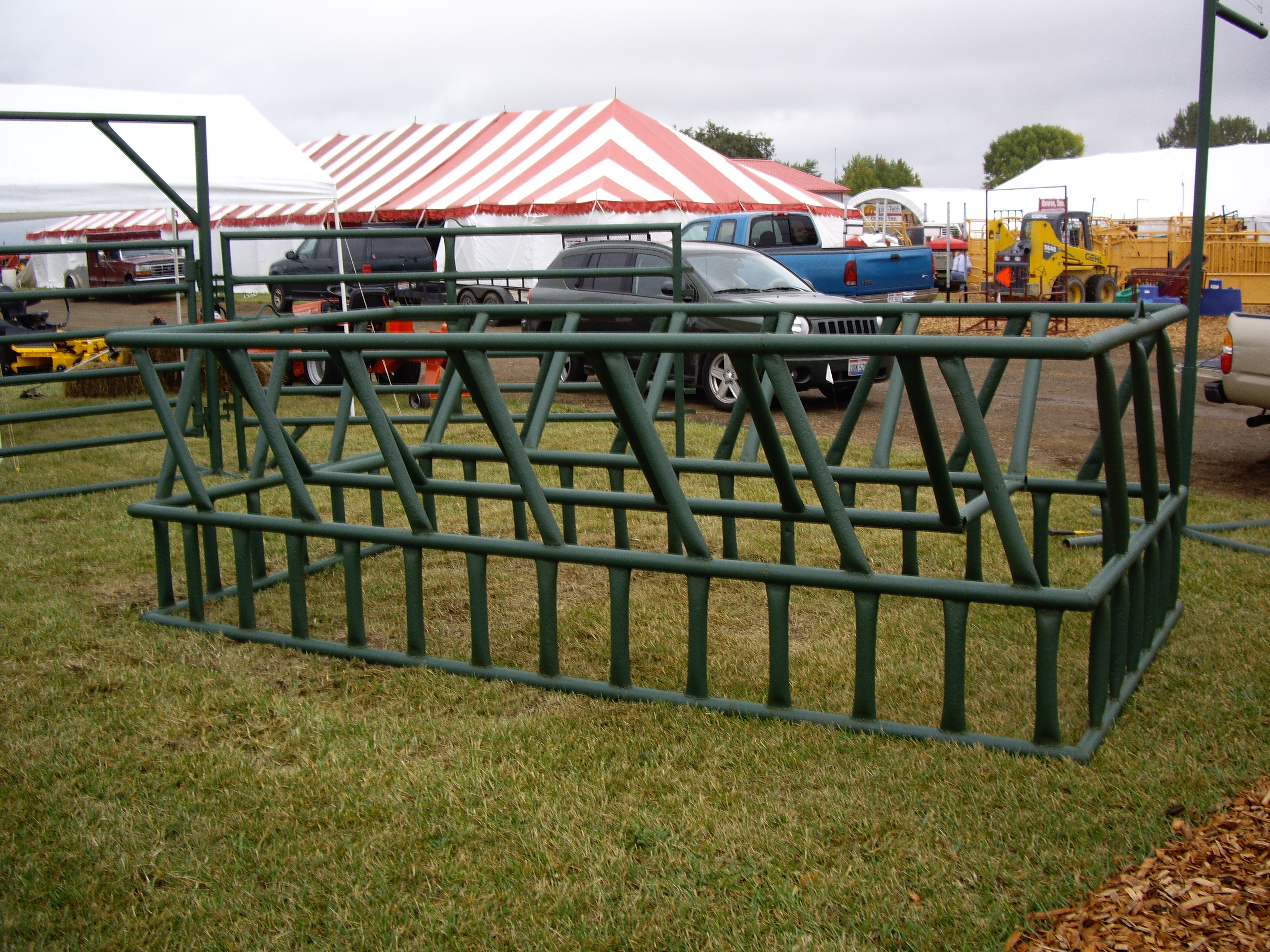 CustomHayFeeders/12FootFeeder.JPG